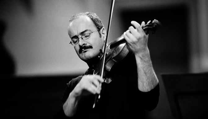 Gordan Nikolic tocando el violín